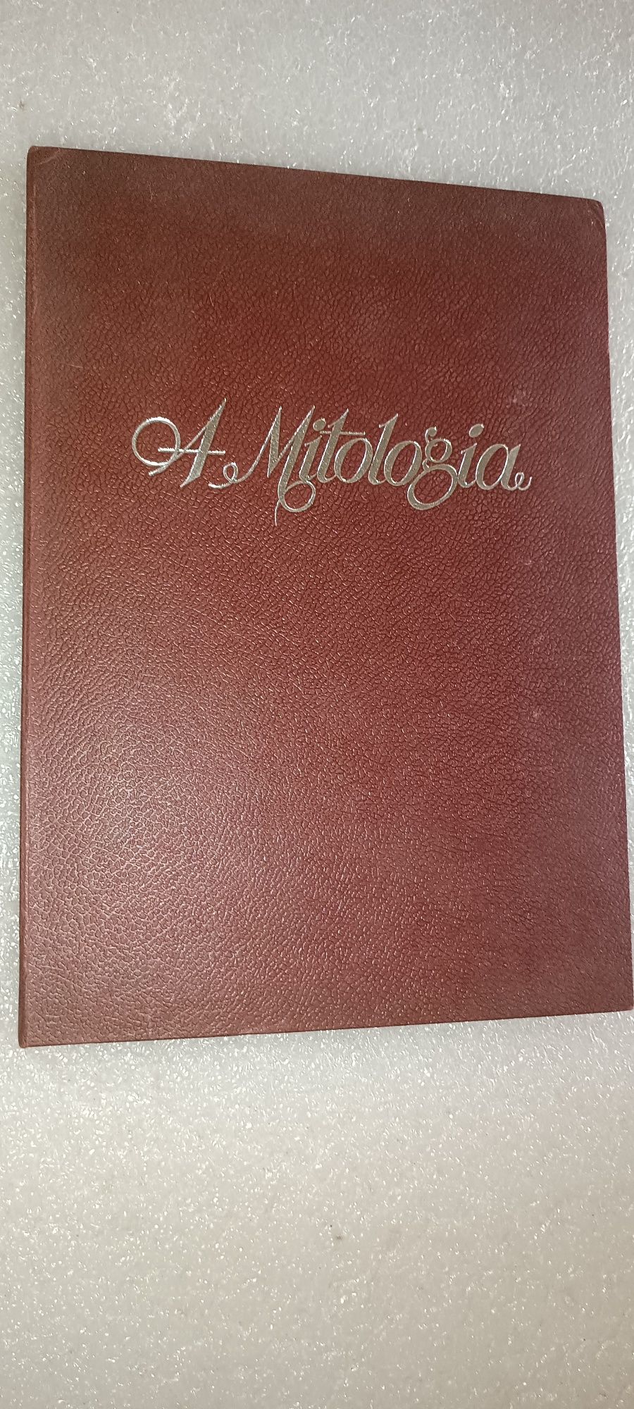 Antigo livro a mitologia  com estampas