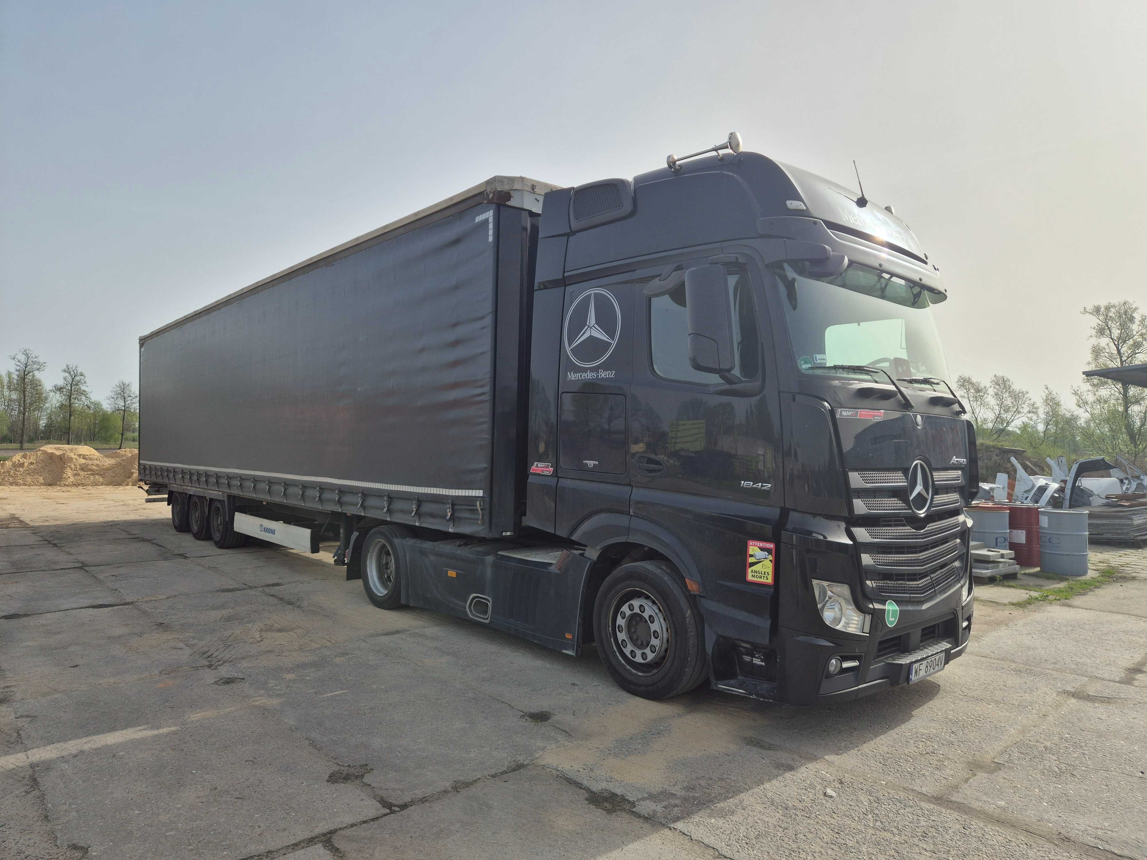 Ciągnik siodłowy Mercedes Actros naczepa Krone