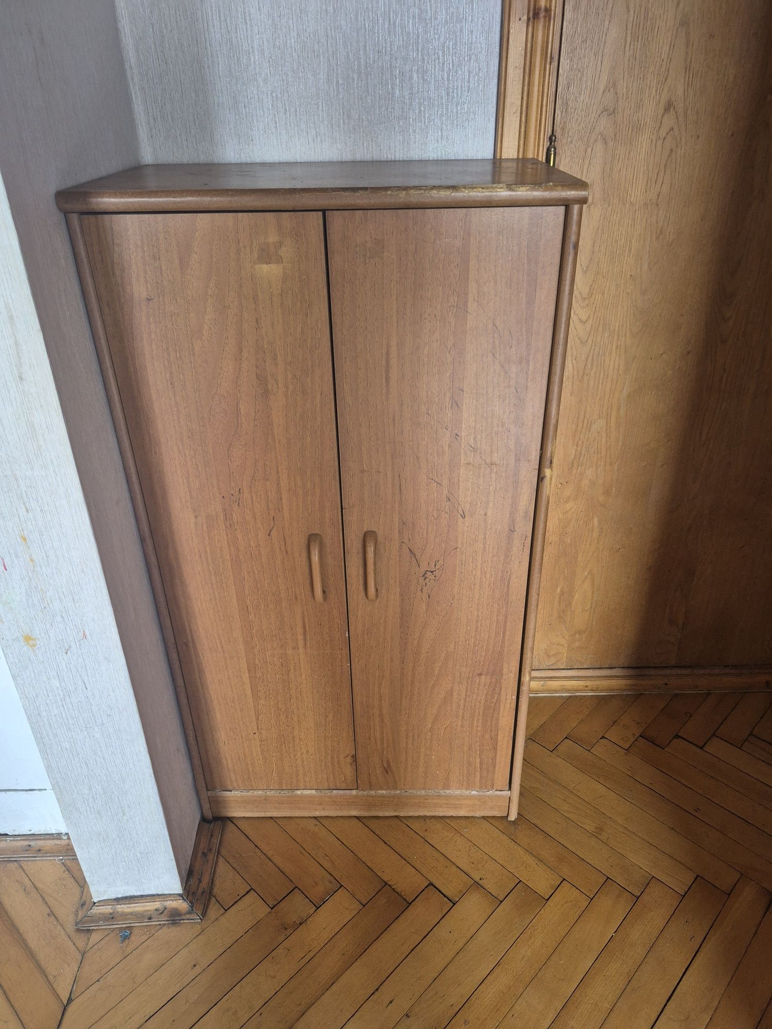 Відам безкоштовно меблі , шафи, тумбочки , ліжко