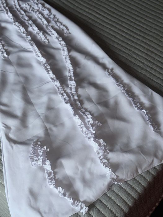 Біла святкова сукня з рюшами