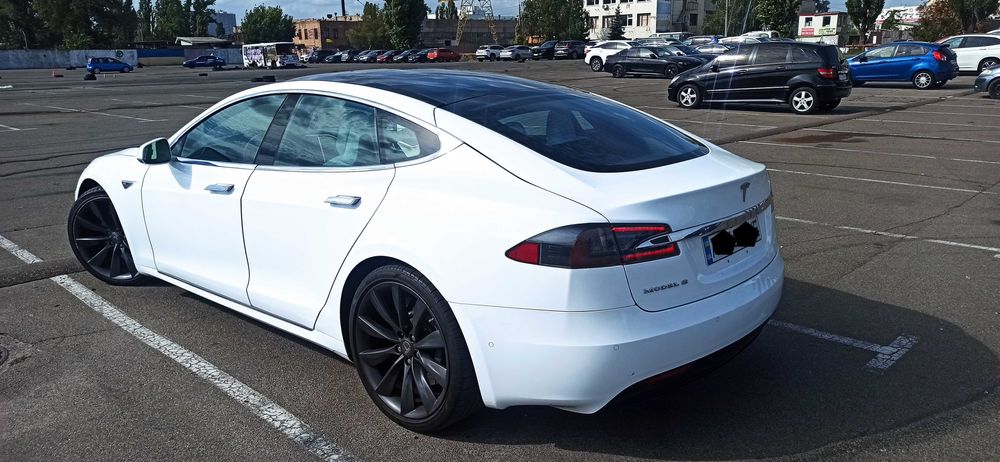 Продам хороший , надійний автомобіль Tesla Model S