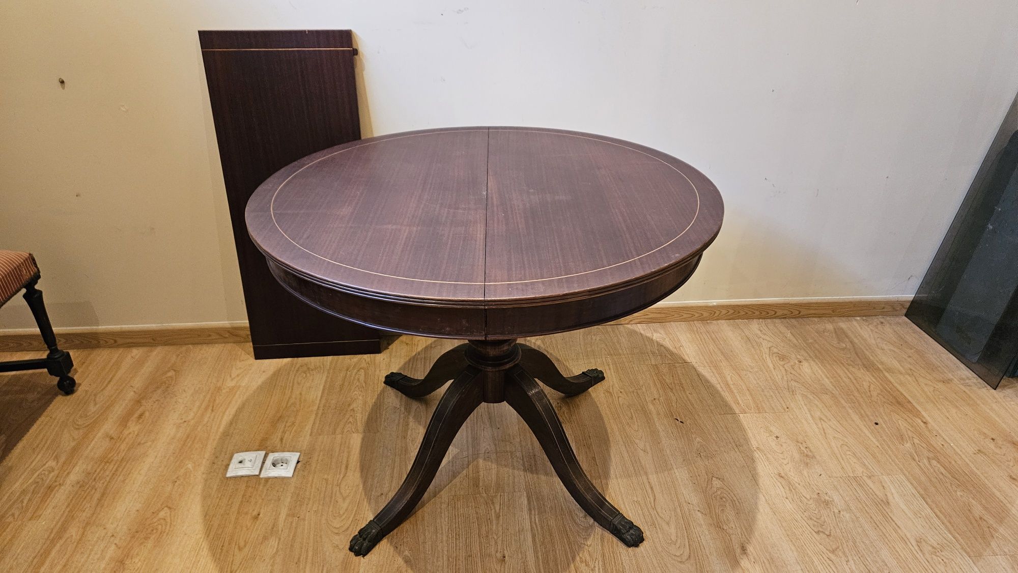 Mesa de jantar redonda em madeira maciça