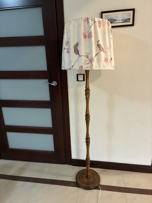 Lampa stojąca podłogowa drewniana
