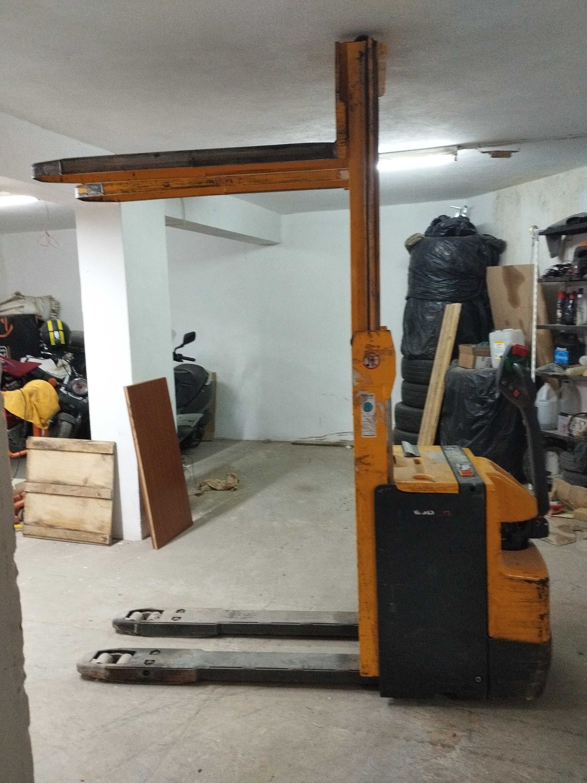 Stacker Empilhador JUNGHEINRICH
