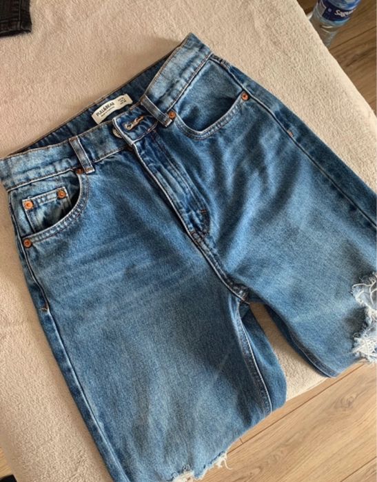 niebieskie spodnie z dziurami