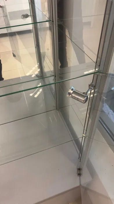 Witryna do ekspozycji komputerów i elektroniki – doskonały stan! Wawa