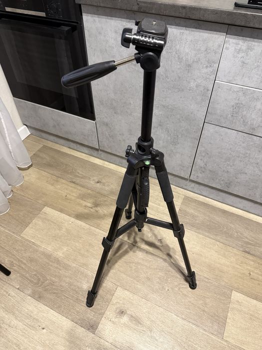 Штатив фірми JEIFN для фотоапарату M1 + відеоголовка
