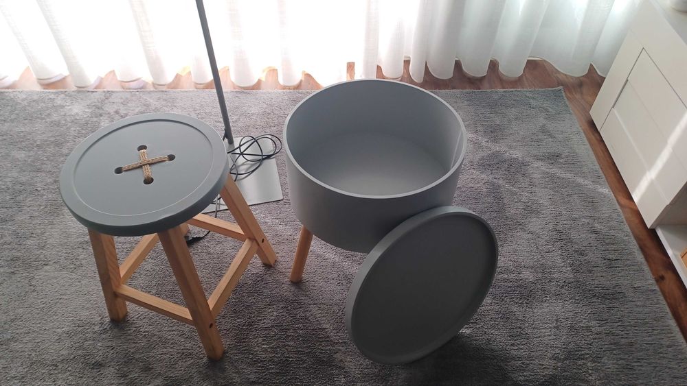 Banco, mesa de apoio e candeeiro de pé