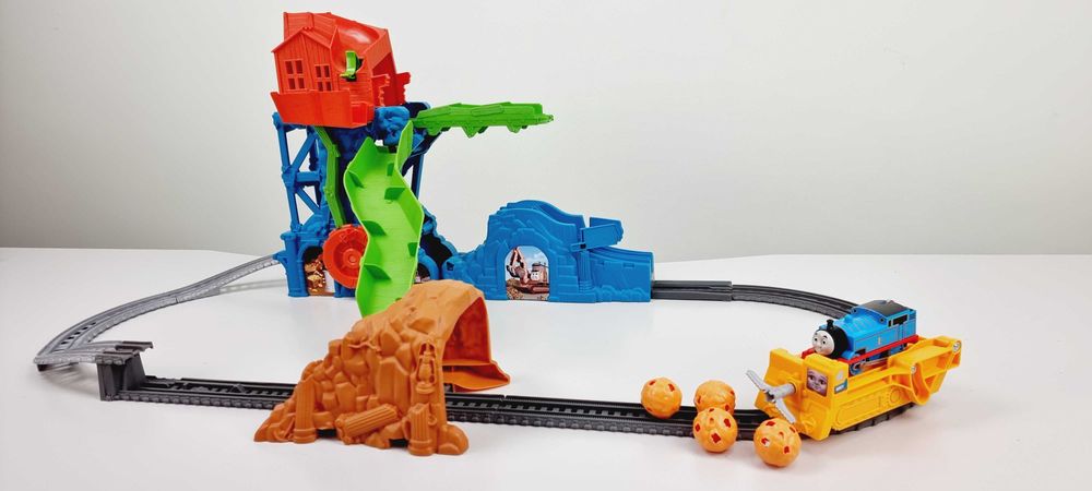 Набор Паровозик Томас и друзья - Железная дорога и Обвал в пещере.