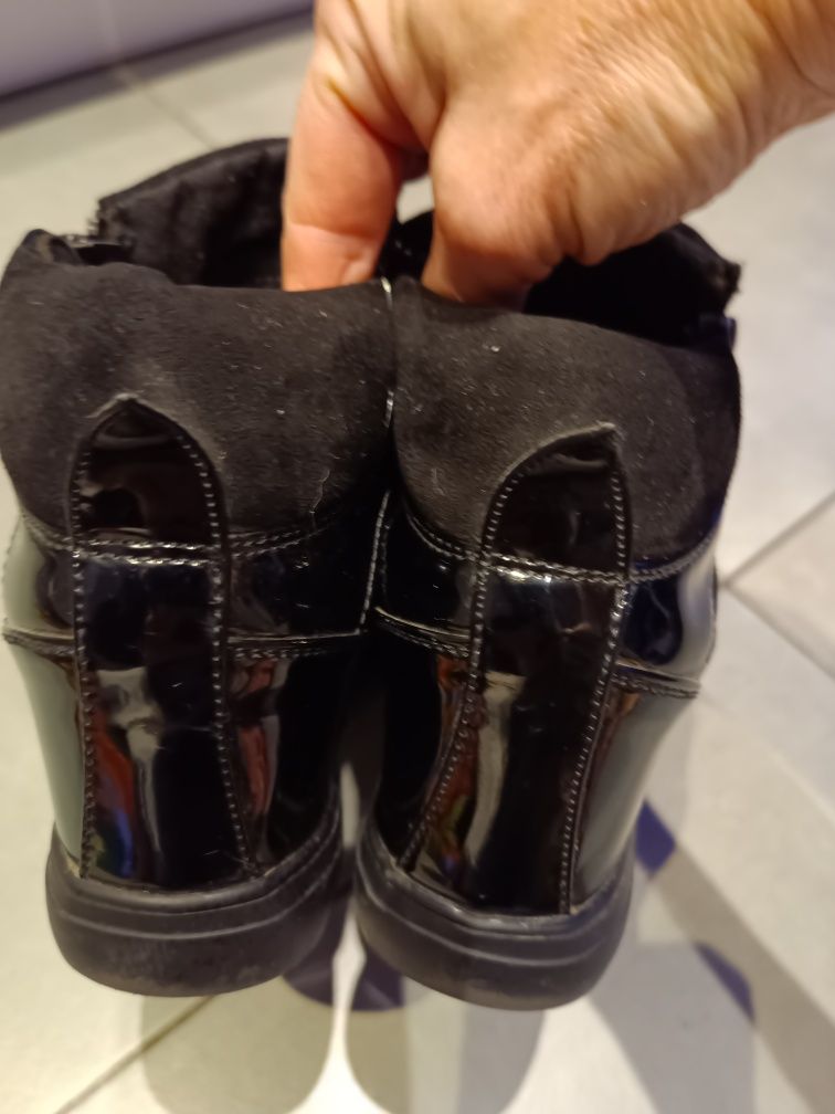 Zamszowe buty na koturnie.