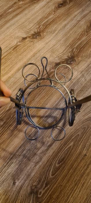 Metalowy stojak na wino, butelkę i kieliszki