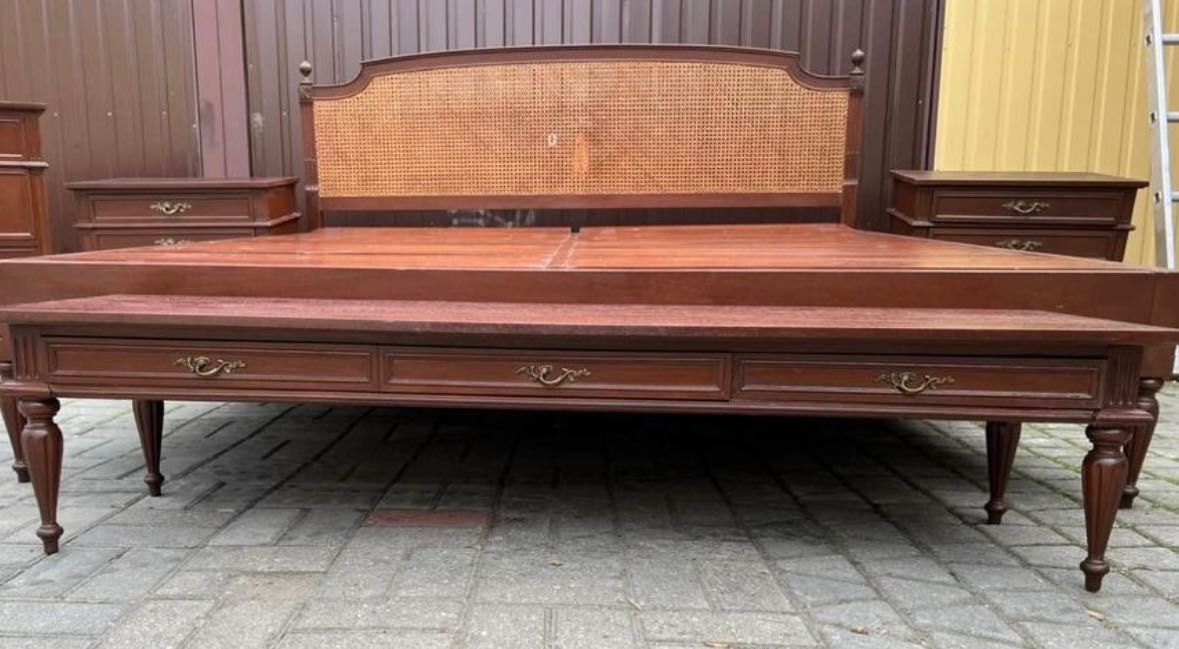Drewniane stylowe duże  łóżko , dwie szafki ,siedzisko