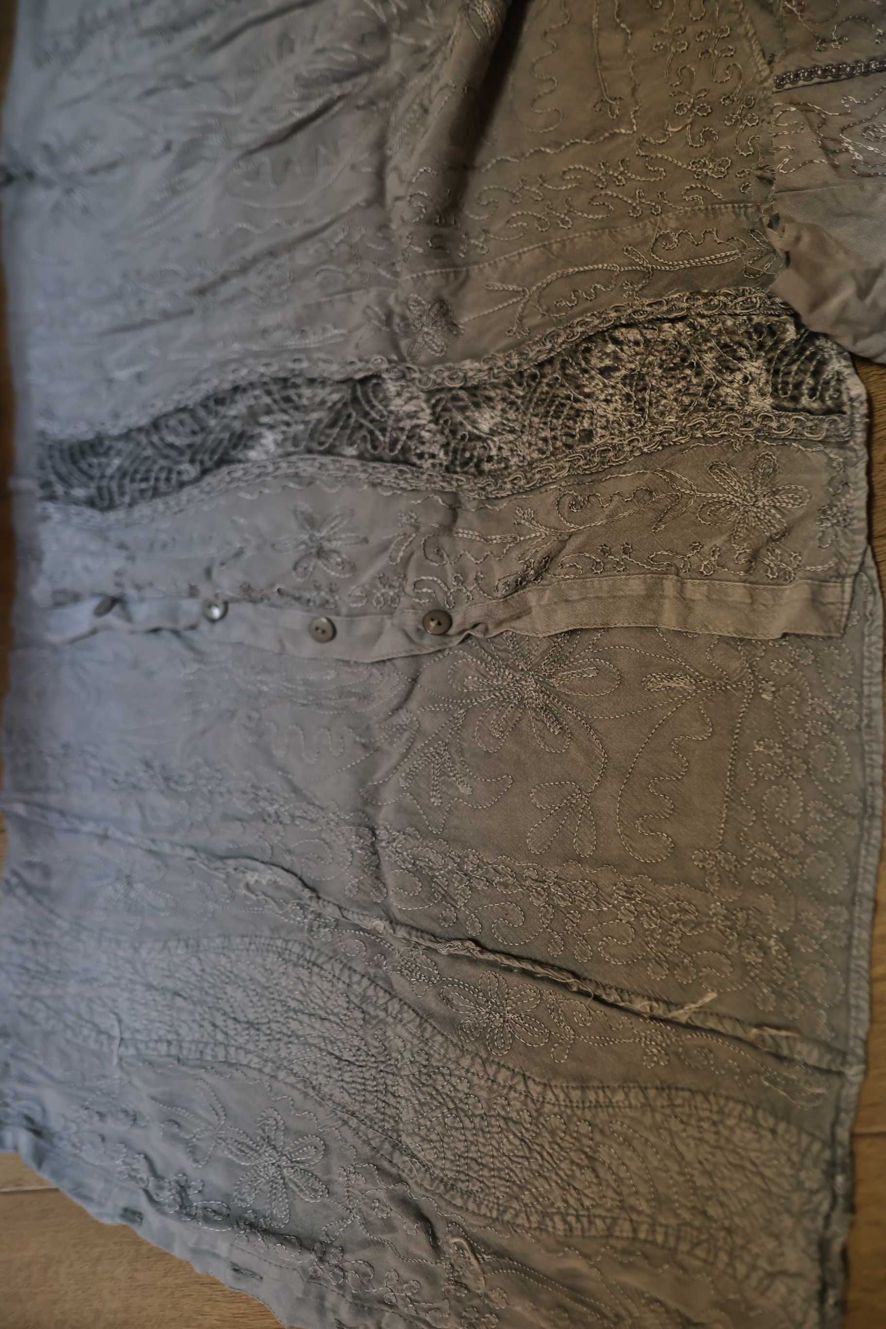 Skrawki materiału bawełna z haftem 2 m x 45 cm 4 szt.