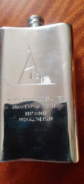 Śliczna angielska elegancka Piersiówka z inskrypcjami