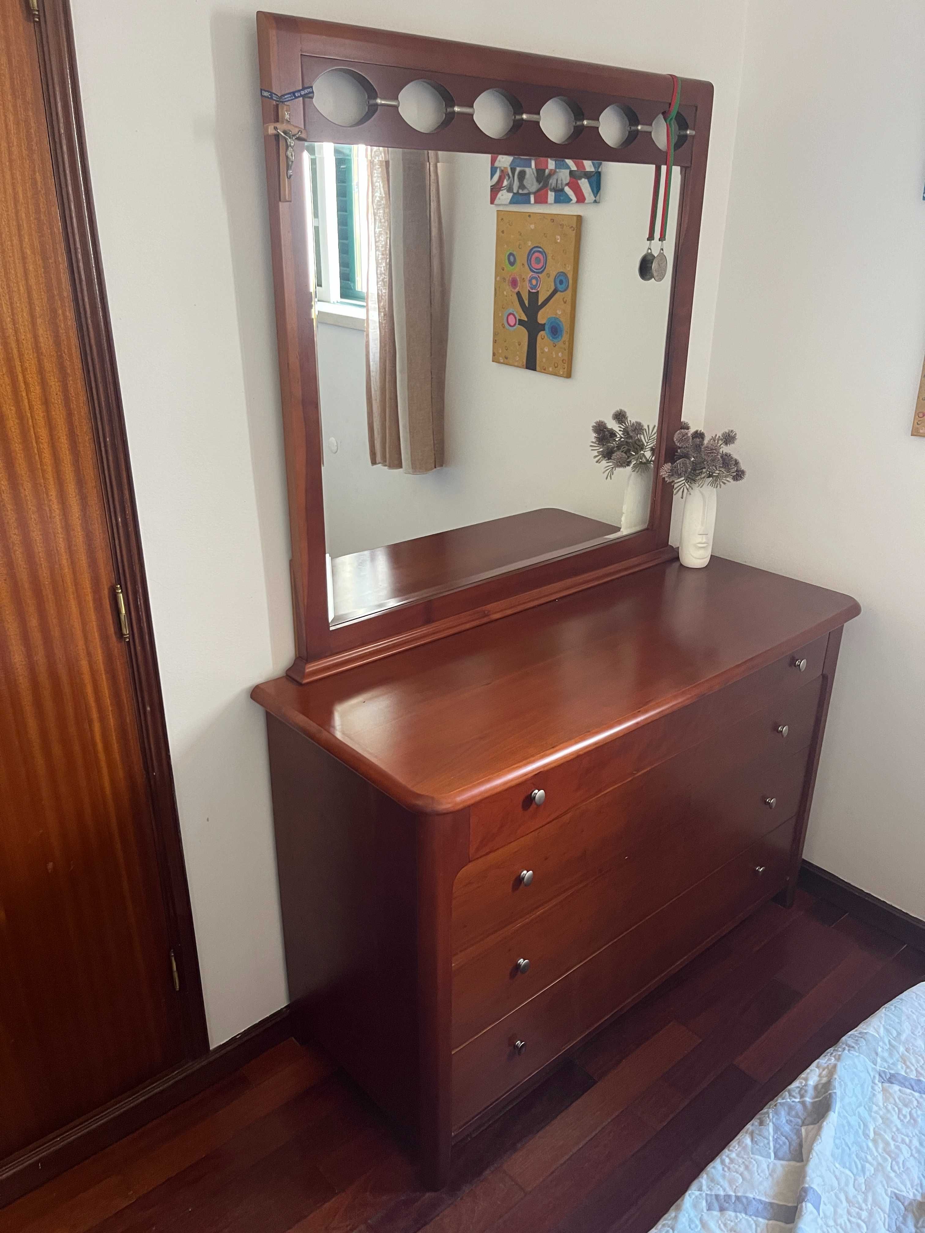 Conjunto de mesas de cabeceira e cómoda em cerejeira