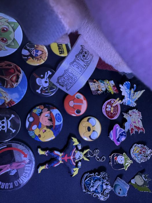 Peluche Chopper e pins de varios animes