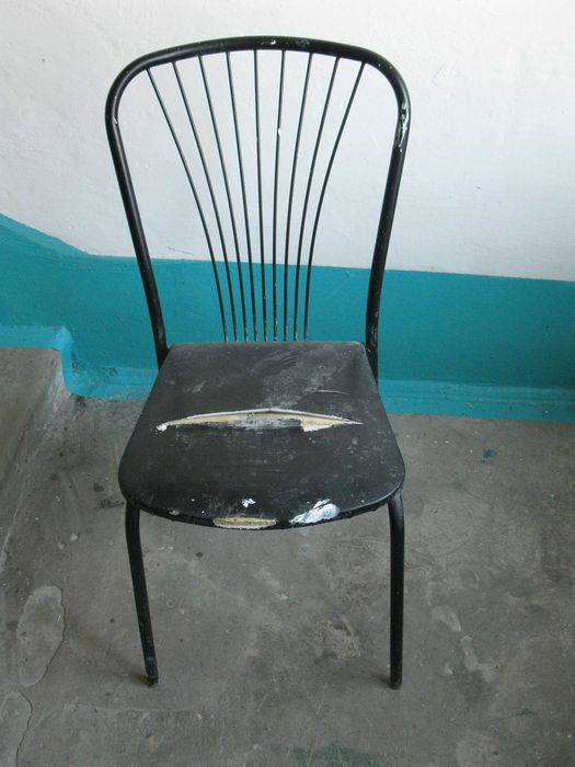 Стул со спинкой прочный добротный из толстого металла