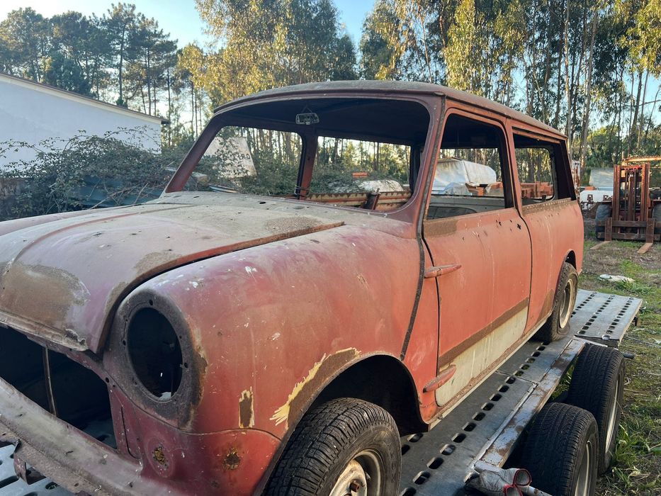 Carrinha mini íma reparada de chapa há uns anos