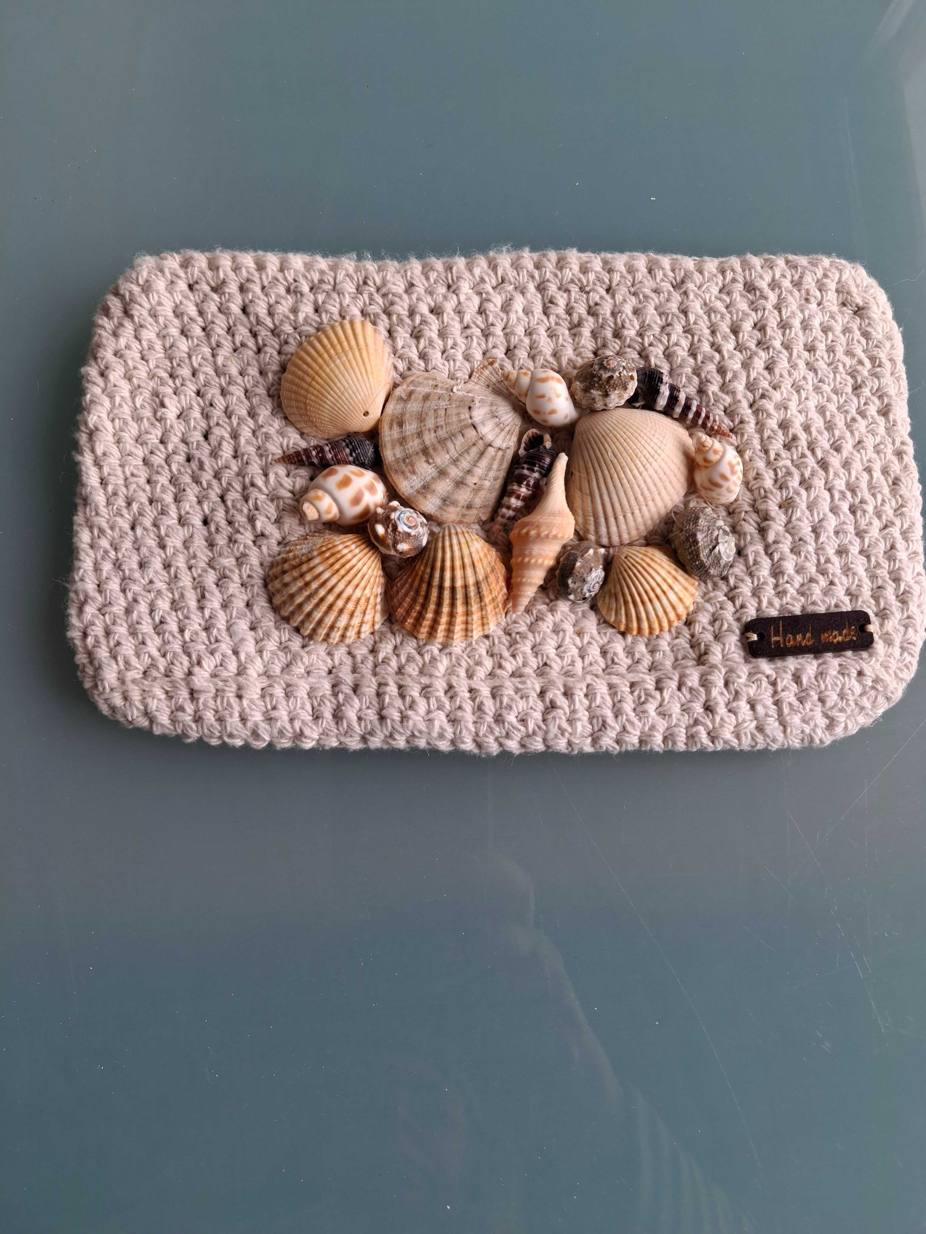 Bolsa feita em crochet com aplicações de conchas
