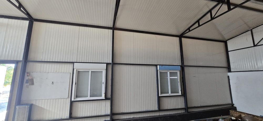 Vende se estrutura de folha sandwicheira com portão.