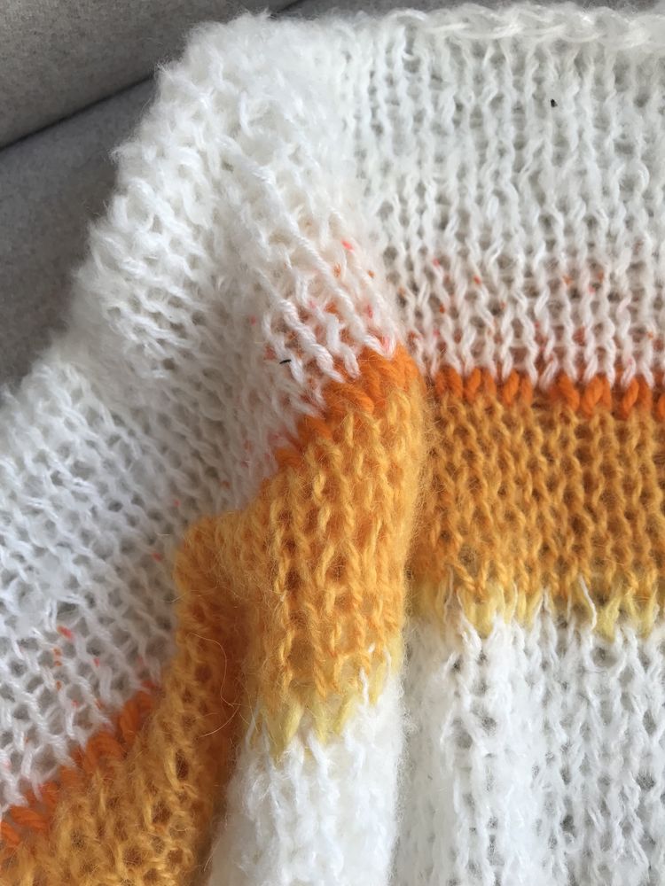 Lekki puszysty sweter w paski zrobiony na drutach