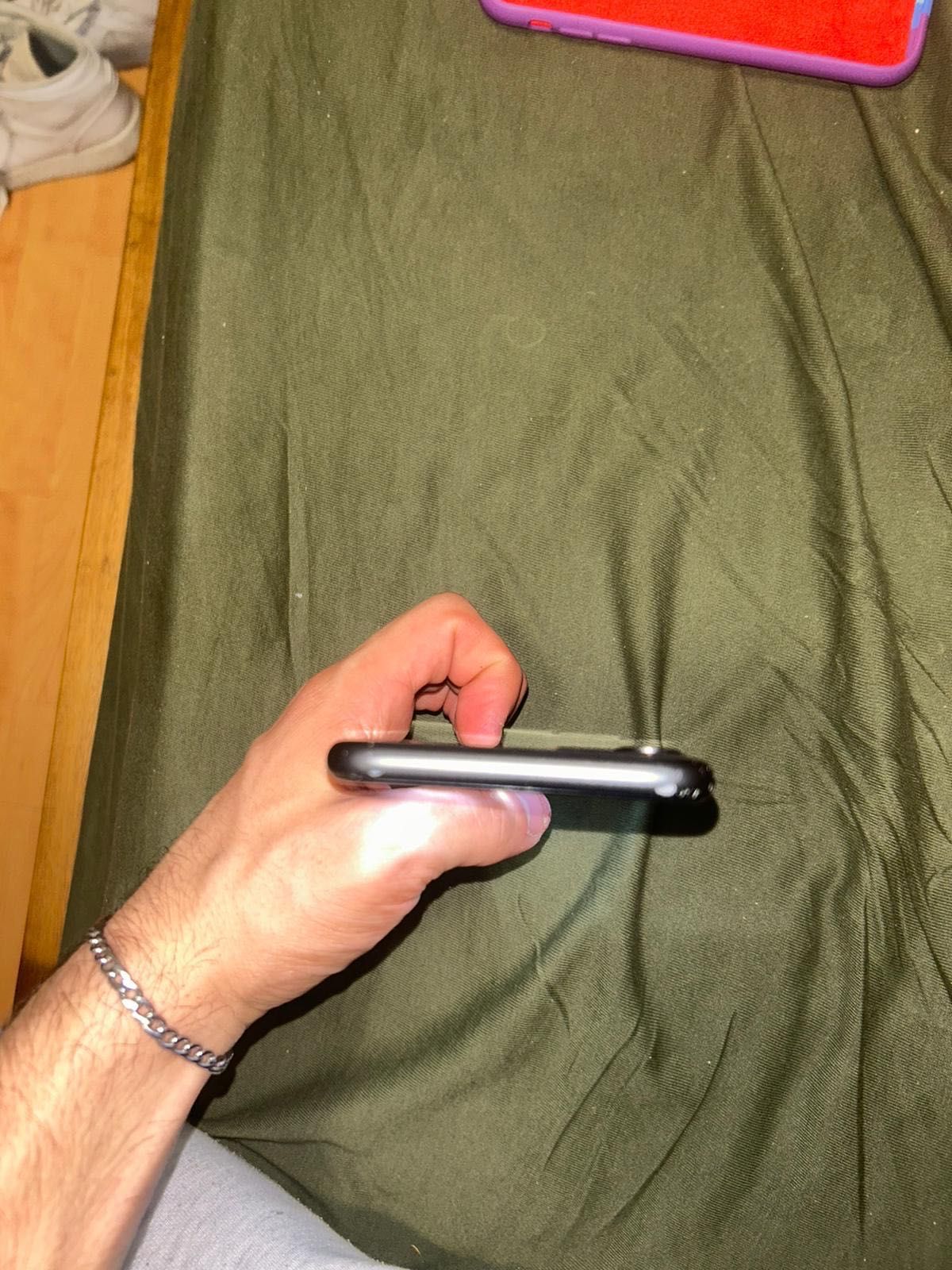 iPhone 11 com marcas de uso