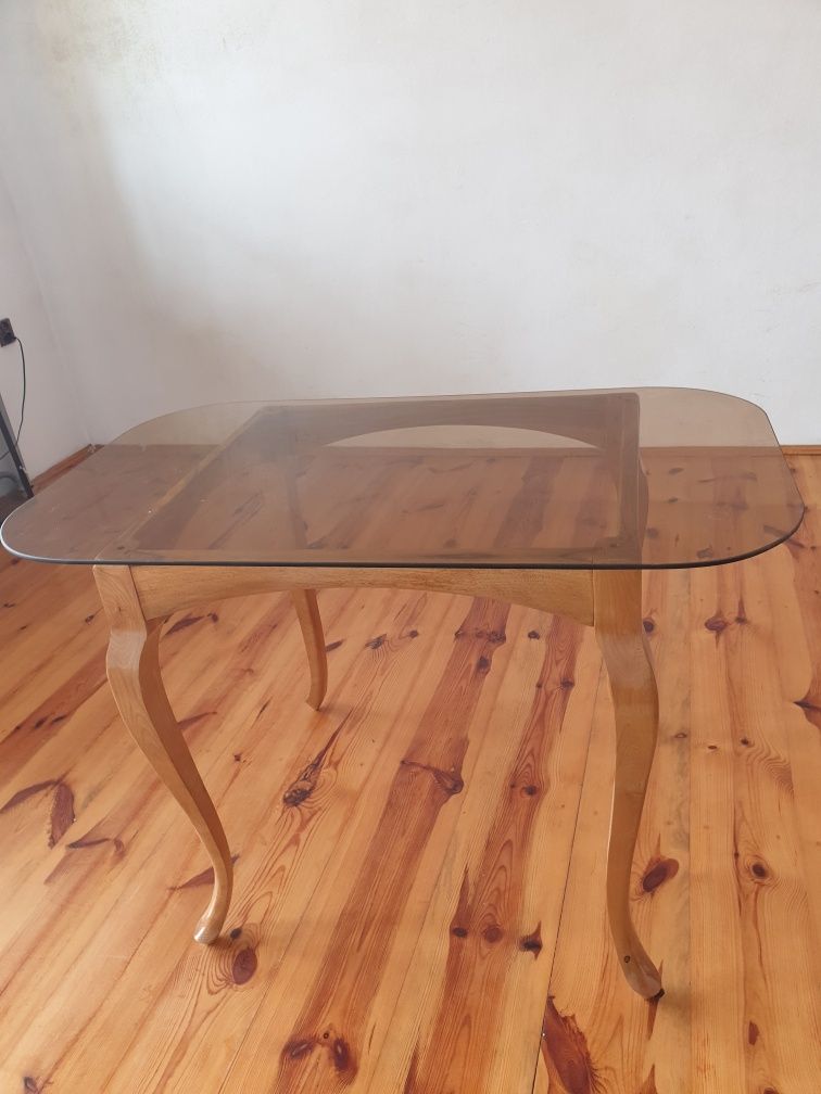Drewniany naturalny piękny stół że szklanym blatem