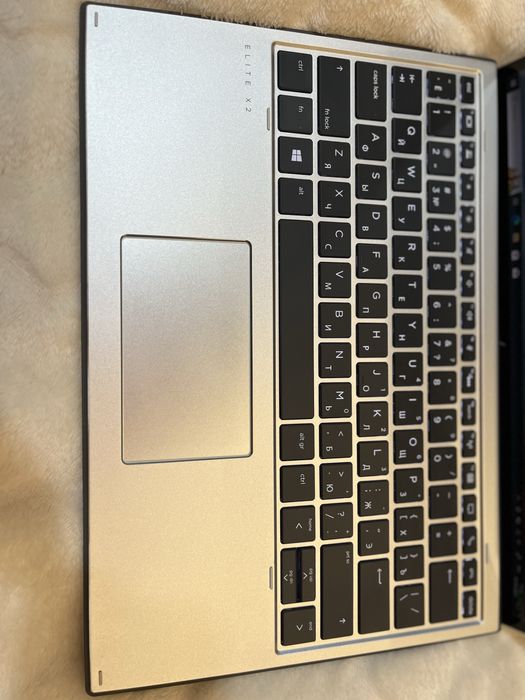 Планшет HP Elite x2 G8