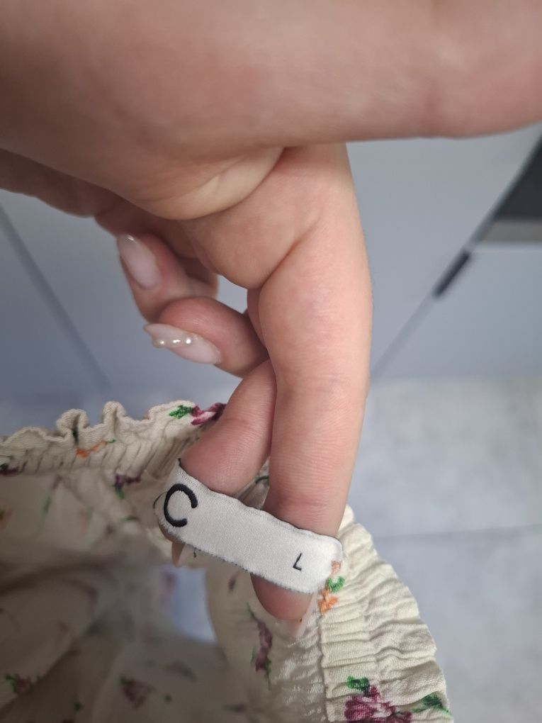 Piękna bluzka z hiszpańskim, kwadratowym  dekoltem w kwiaty rozmiar L