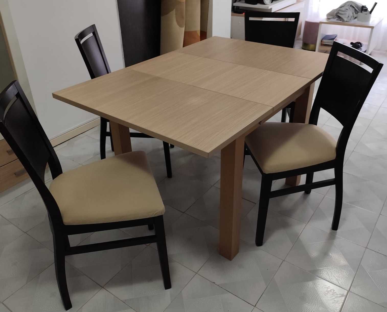 Mesa e cadeiras de sala