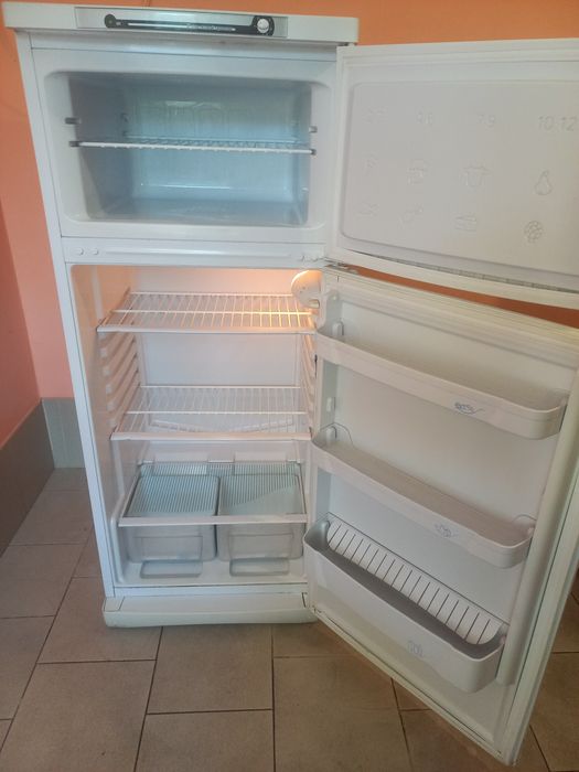Бесплатно доставлю.  Продам двухкамерный рабочий холодильник. Индезит