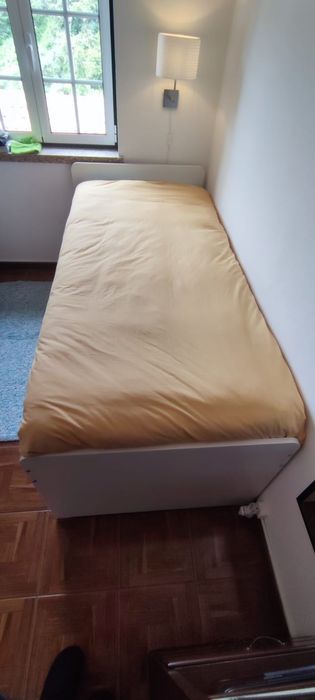 Cama branca c/ colchão incluído