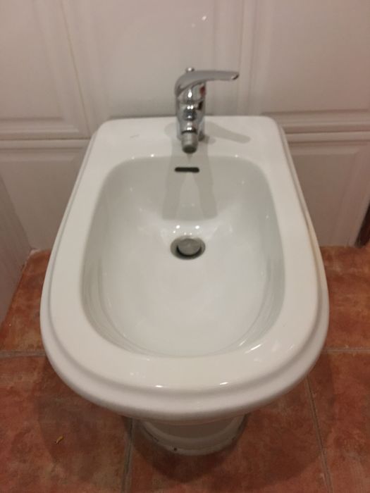 Bidé Indusa com torneira e todas as tubagens