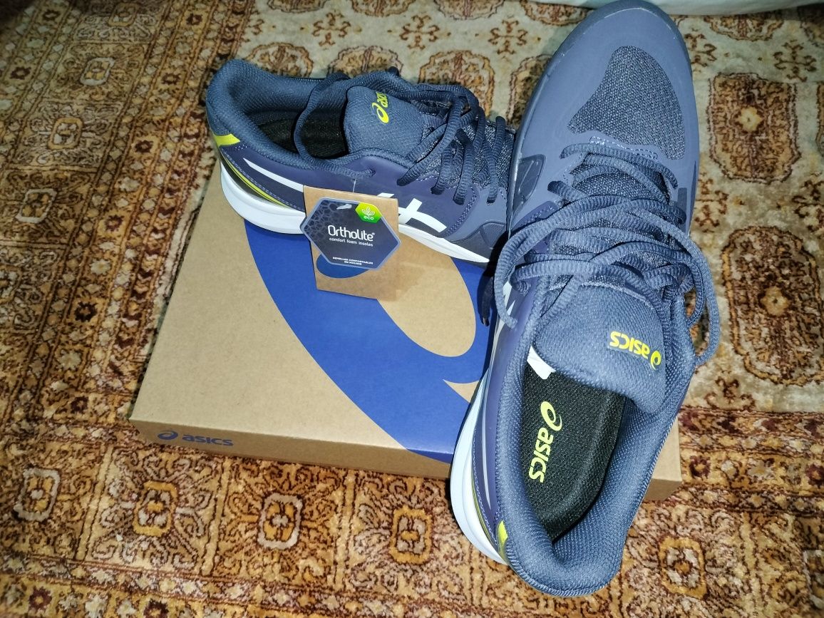 Sapatilhas Asics novas na caixa. tamanho 43.5