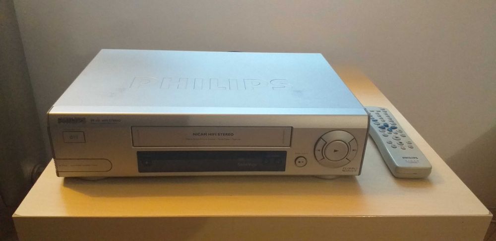 Magnetowid VHS marki PHILIPS model VR620