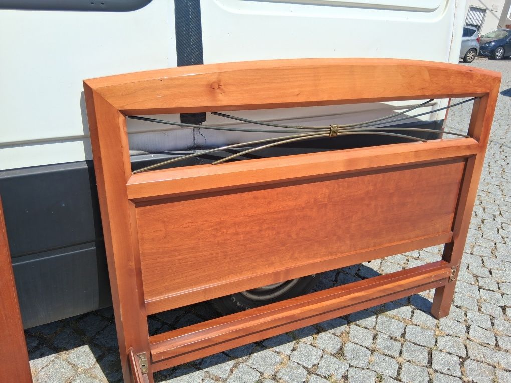 Cama ,estrado ,ofereço um colchao.
