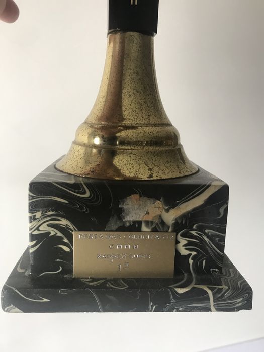 Taça de latão antiga