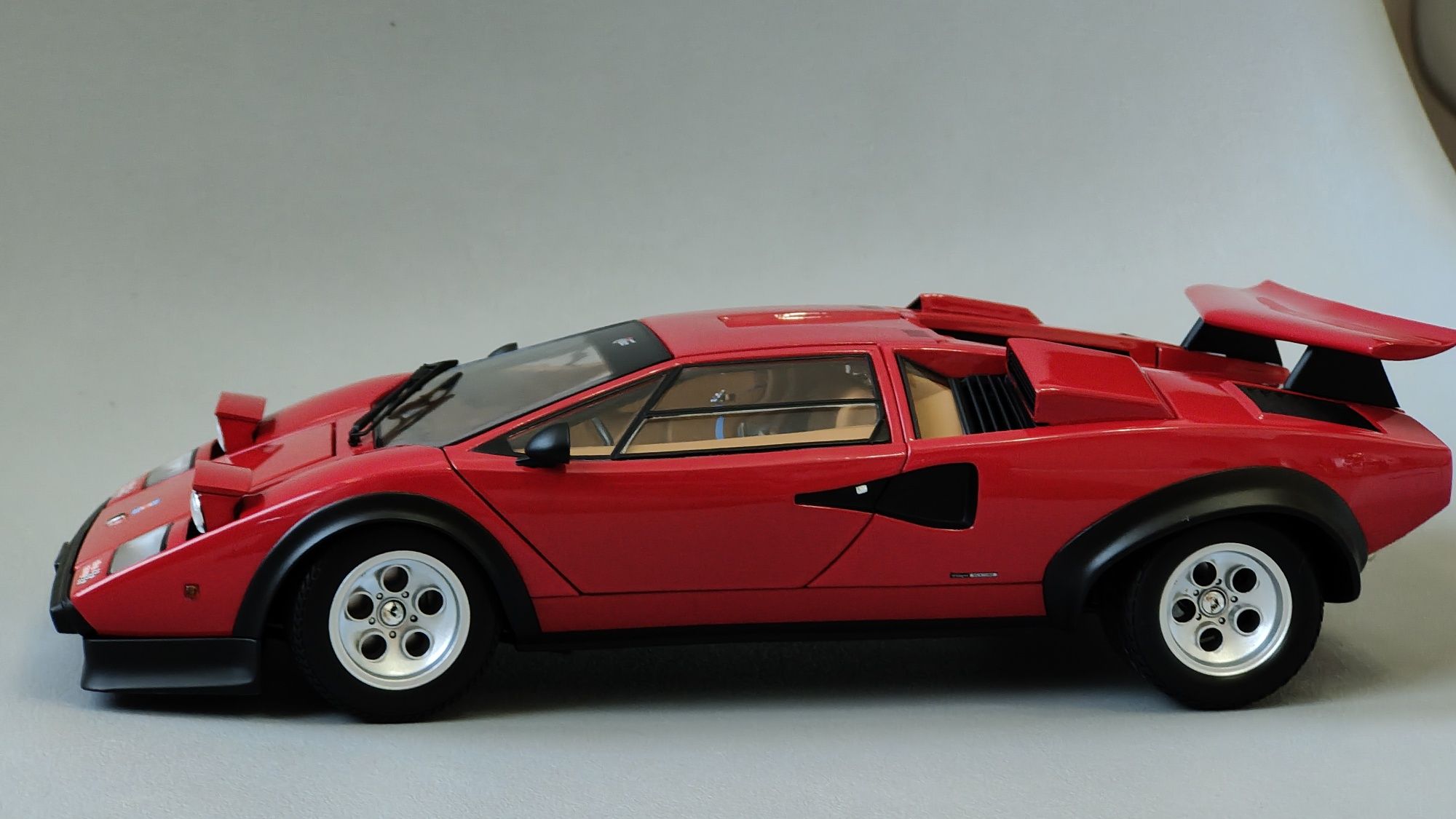 Lamborghini Countach Wolf Kyosho 1/18