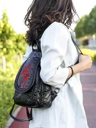 Vintage czarny plecak damski ozdobiony haftem kwiatowym lotosu