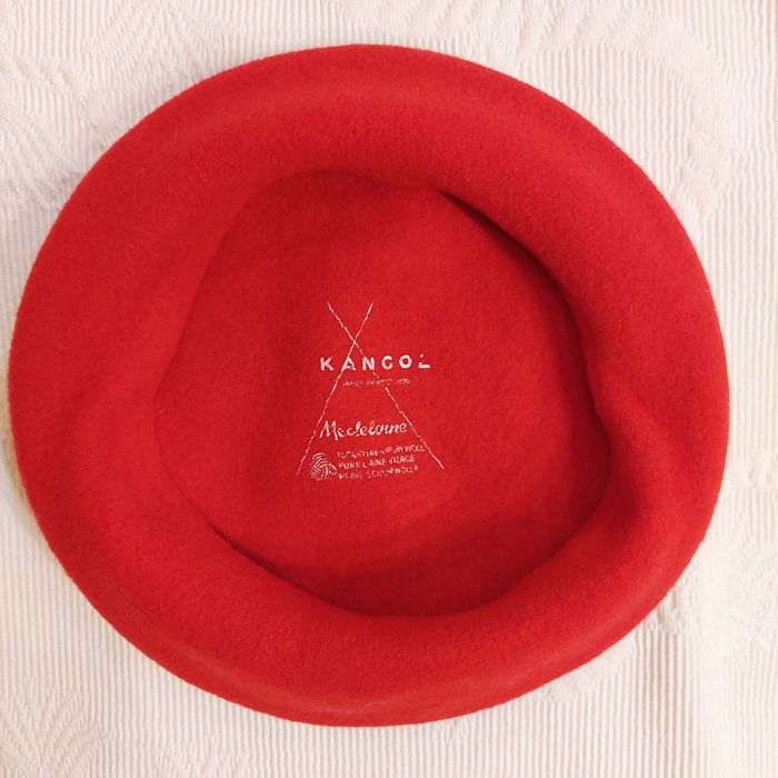 Берети вовняні, молочного і червоного кольору