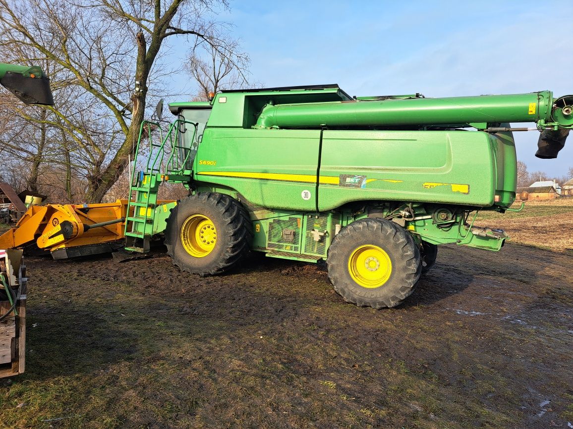 Комбайн John Deere  S690