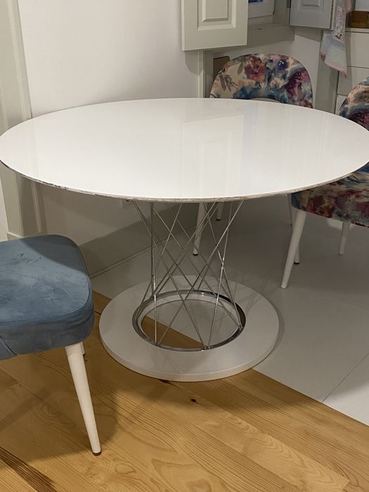 Mesa redonda com cadeiras