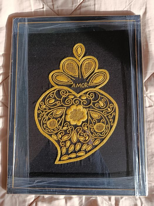 Quadro bordado do Coração de Viana