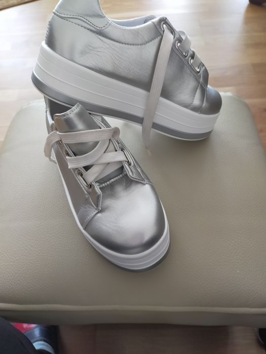 Srebne  buty damskie na grubym spodzie rozmiar 38