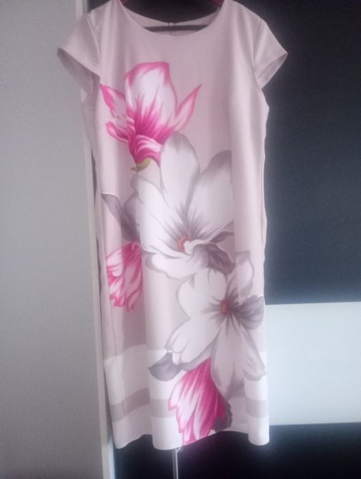 Elegancka sukienka w kwiaty