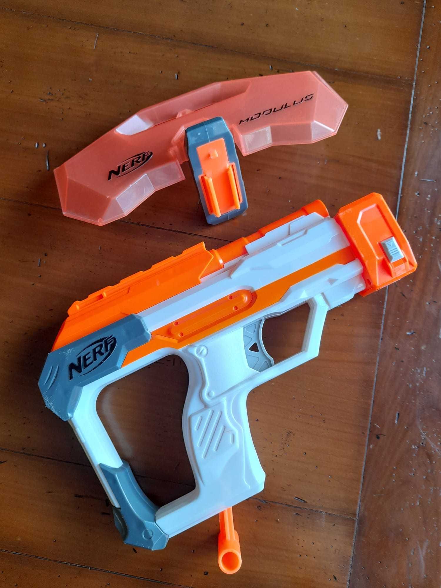 Nerf laranja e branca com acessório de proteção visual