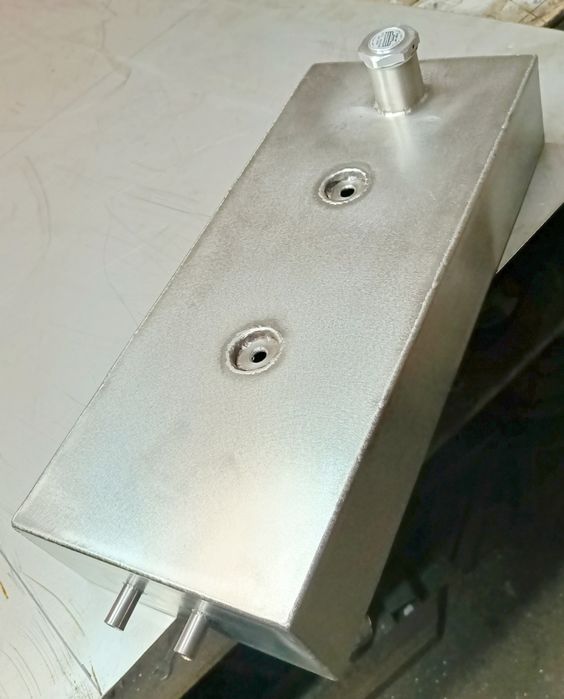 Zbiornik nierdzewny na płyn chłodniczy, paliwo, webasto