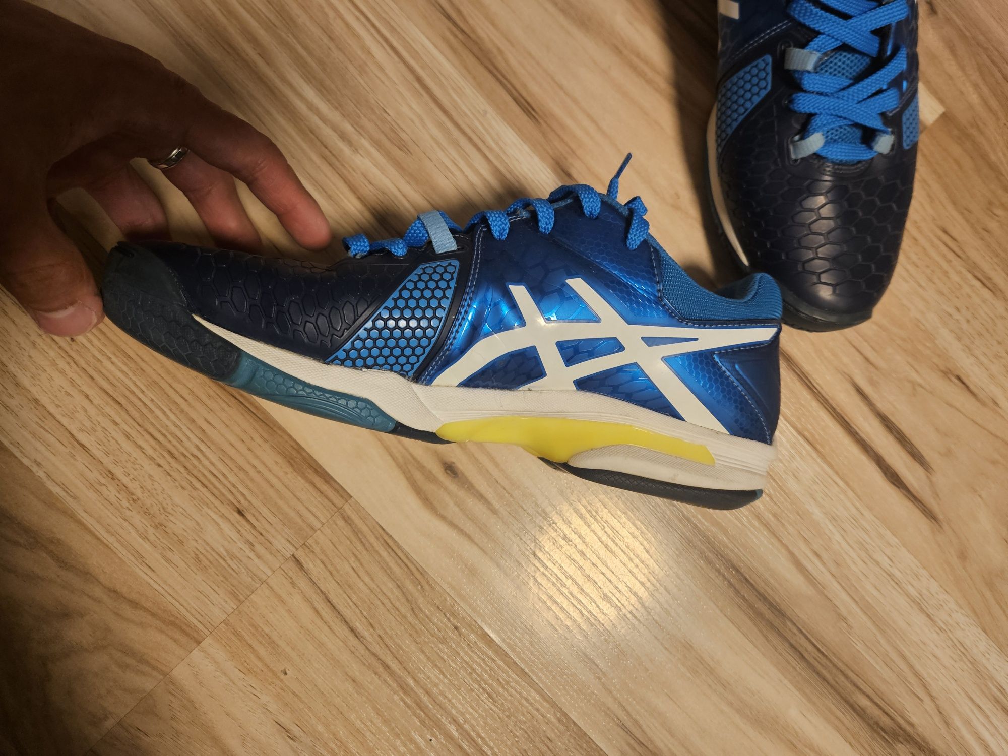 Buty Asics do tenisa stołowego w bdb stanie