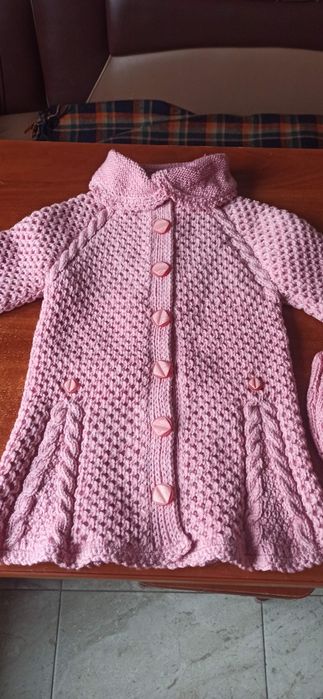 Вязаное пальто с шапочкой для девочки.