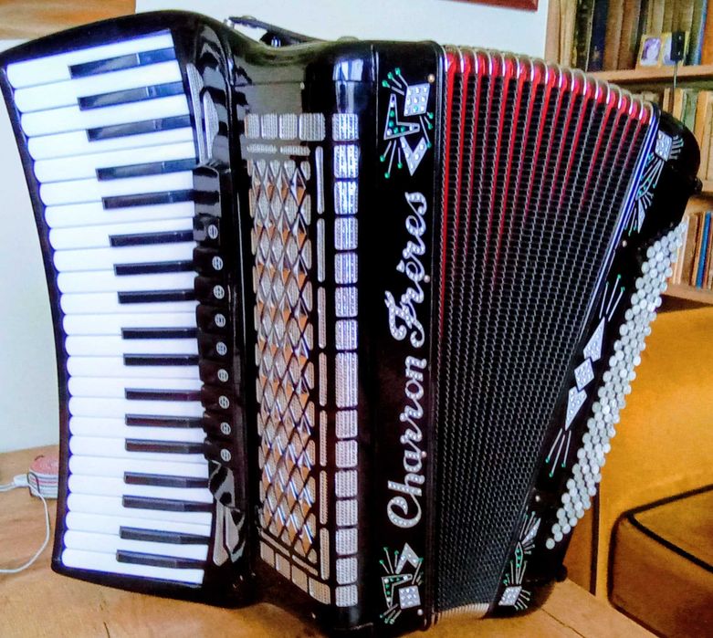 Akordeon Charron Freres , Musette,klawiatura półksiężyc.